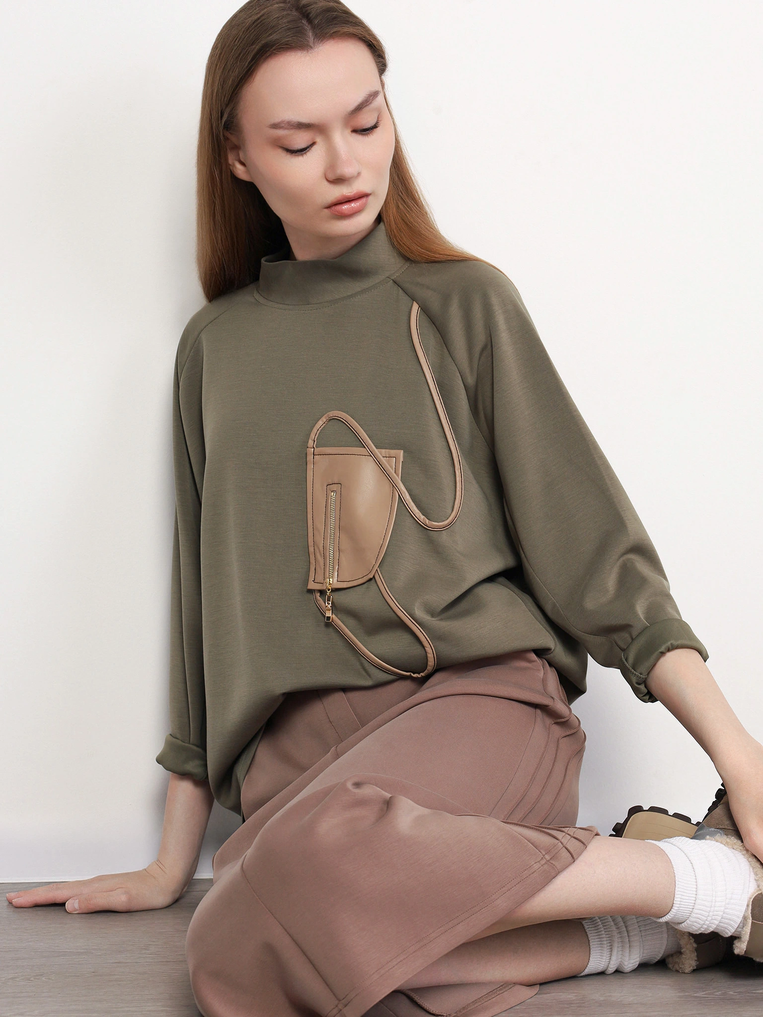 Джемпер цвета хаки с декоративной контрастной отделкой